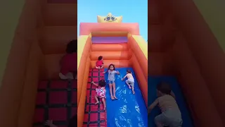 BEBÊ CAIU BRINCANDO NO ESCORREGA DO PARQUE DEU SUSTO NA MAMÃE