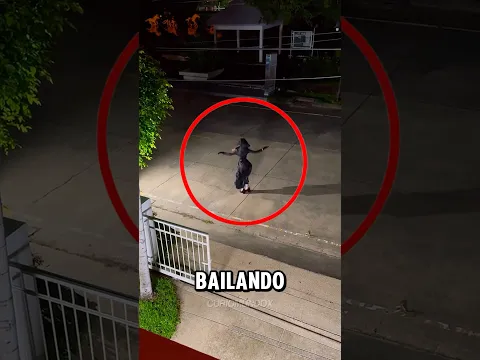 Una Chica Bailando En La Calle de Noche 😱 #shorts #miedo #perro