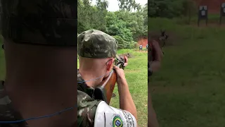 Atirador  AMBROSIN colocando em prática  o que aprendeu na teoria  do Tiro de Guerra.