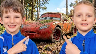 Kinderen vinden en repareren een roestige Bliksem McQueen-auto 🚗🔧