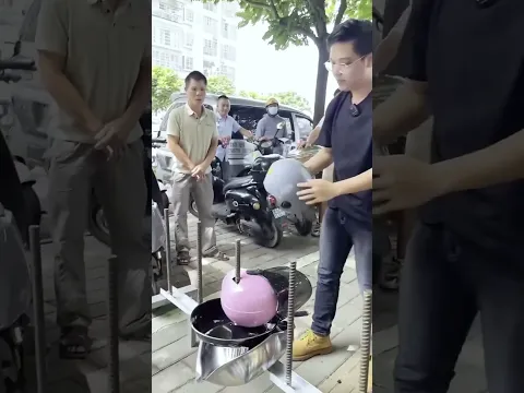 ¡Increíble! 😱 Este casco resistió hasta una llanta de auto