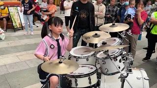 妞妞在深圳街头架子鼓演奏就是霸气十足，很可爱又给力#妞妞架子鼓