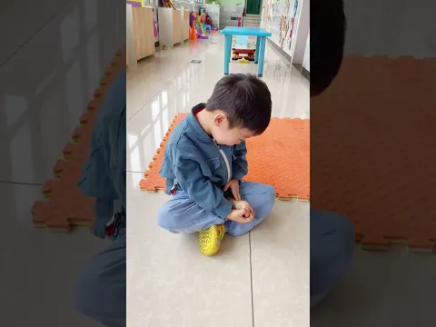 萌娃貪玩，衣服被卡住了，哥哥趕快來救她#萌娃#兒童鍛煉#熊孩子#搞笑#兒童安全#營救