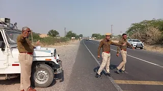 बाड़मेर। हाइवे पर पुलिस की नाकाबंदी।