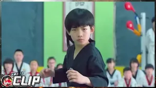 功夫小子林秋楠转学第一天就把班里老大打得落花流水 燃爆全场 太厉害了！《龙拳小子》/ Dragon Poing Enfant【1080P FR SUB】