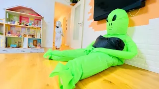 Kid vs Alien story about green friends