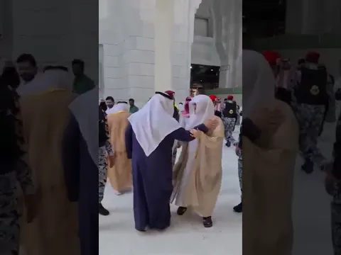 لحظة خروج ياسر الدوسري من الحرم المكي مع تلاوة مهيبة ﴿هيهات هيهات لما توعدون﴾ #ياسر_الدوسري