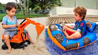 ESCAVADEIRA no PARQUINHO de AREIA - CARRINHOS - BOIAS na PISCINA - Vídeo Infantil para Crianças