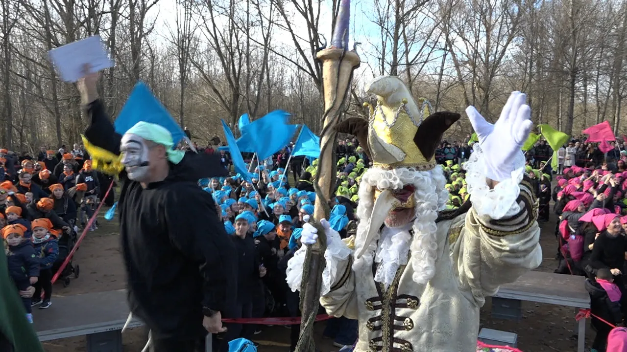 Multitudinària edició de la Barrila, el Carnaval infantil de Torelló
