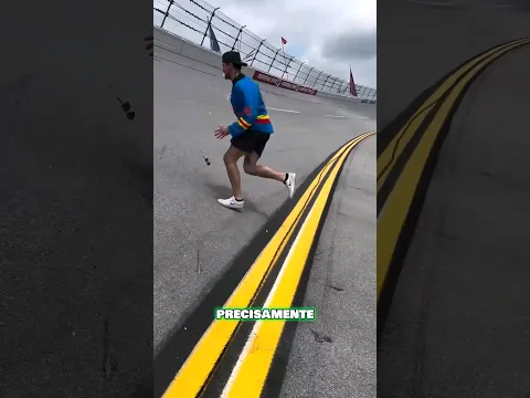 Mira cómo este chico ESCALA una pista de Nascar