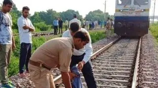 #railgadi |  जो गलती इसने की है प्लीज आप न करें। please Do n't crossing to early the railway line