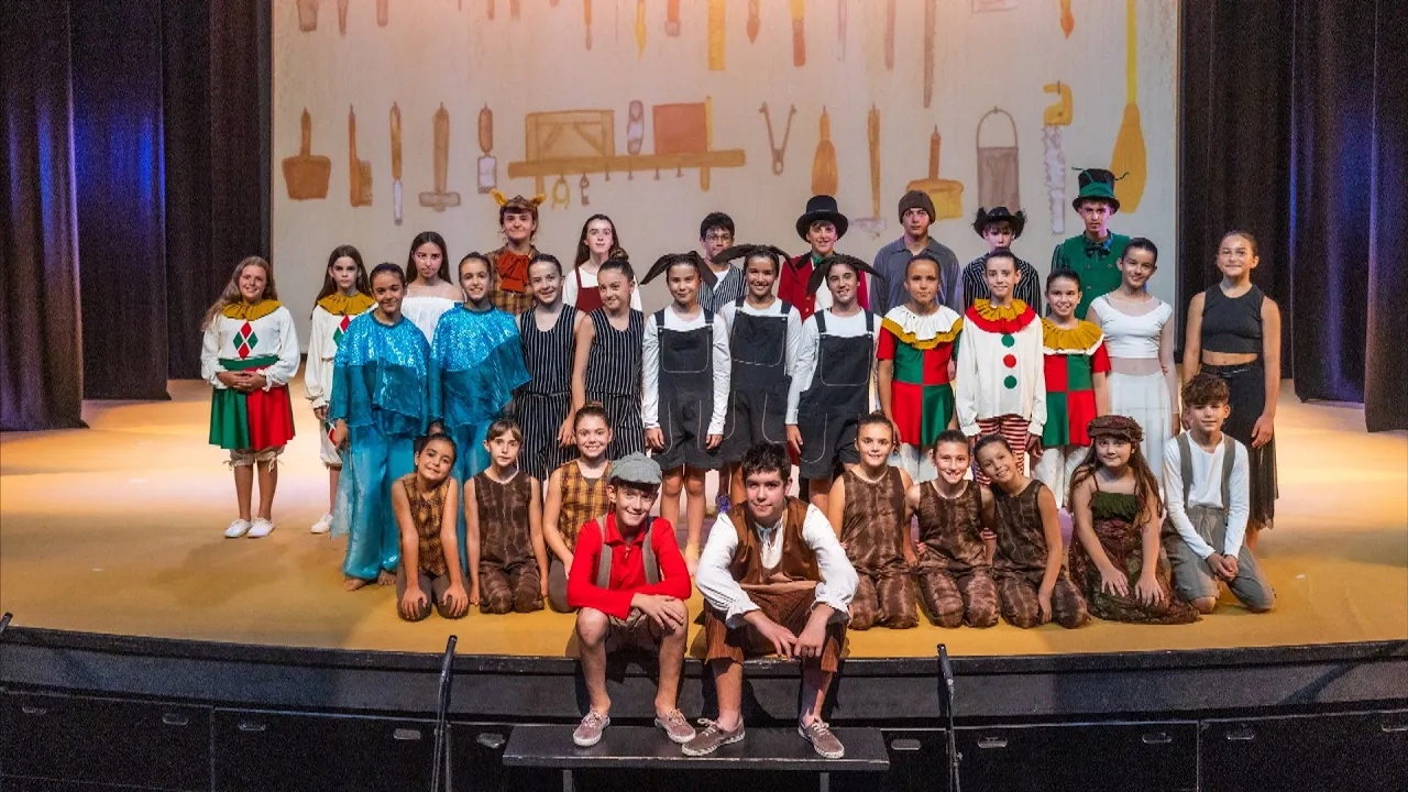 El grup Xarxa Torelló estrena ‘Pinotxo’ al teatre Cirvianum amb 40 joves i adolescents