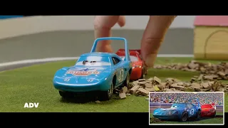 🏁 Saetta McQueen aiuta The King | Fianco a Fianco Giocattoli | Pixar Cars