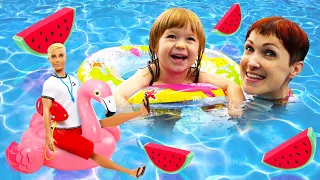 Giochi con l’acqua per bambini. Bianca e Gru in piscina. Aiutiamo Barbie a trovare un braccialetto