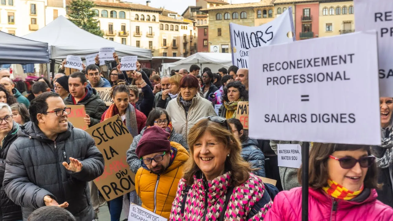 Entitats del tercer sector com Sant Tomàs es concentren per demanar millors condicions laborals