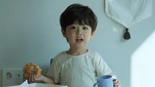 (SUB) 크리스피 도넛먹는 로니 (Ronnie eating Krispy donuts.)