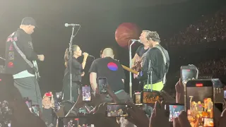 Sandy canta 'Magic' com Coldplay