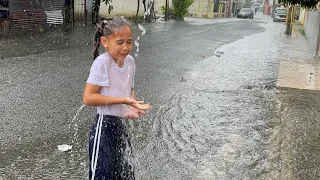 Danibelkis y Jordania en la lluvia ⛈️🌦️🌧️