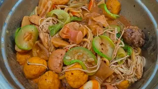 Street-style spicy mixed noodles
