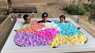 COBRIMOS A BANHEIRA DE HIDROMASSAGEM COM ESPUMA COLORIDA! - Família Velhote