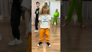 Esenya Miss  Full version evening Groove) Again Chris Brow, Drake musick No Guidance. Just Dance.