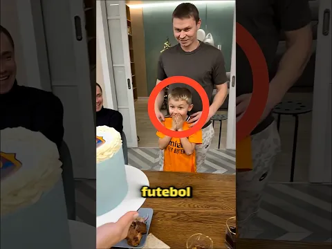 A reação dele ao ver o bolo diz absolutamente tudo! 🥺💔