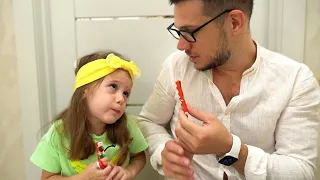 يمزح ويلعب بالحلوى الملونة ويتعلم باللعب مع أبي