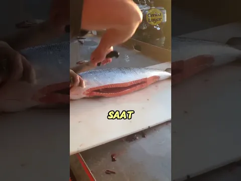 Perbedaan Nelayan Dan Chef Dalam Memotong Ikan Salmon!
