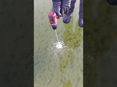 Verificando a espessura do Gelo no lago... *deu ruim* #shorts