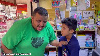 رجل عجوز لم يستطع شراء أدوات المدرسة لإبنه الصغير...وضحكو عليه الأطفال🥺(فحدث معجزة الله)
