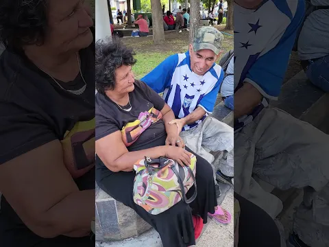 ASI ES EL AMOR ENTRE DON TOÑO Y DOÑA DEYSI 😱 #elsalvador #plazalibertad