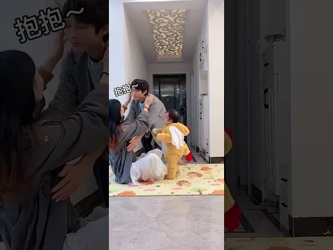 爸爸進門抱媽媽，剛會走路的女兒看到直接吃醋大哭，爸爸趕快抱起來哄#萌娃 #baby