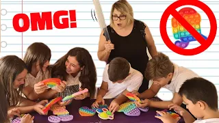 TRADEAMOS POP ITS EN CLASE  🤦‍♀️ ¡LA PROFE NOS PILLA! SE ENFADA MUCHO *T3 CAP 01