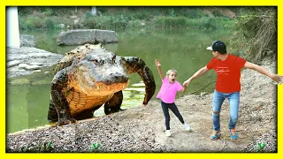 ** ME PERSIGUE ** Un COCODRILO GIGANTE Me ATACA En piscina toxica Y Me MUERDE | REWIND MARIELA 2021