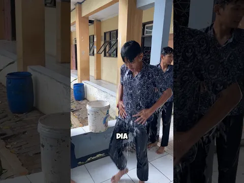 Malah unjuk skill🤣😭😭 #masasekolah #sekolah #mainair (sc.@unesco.ips.satu)