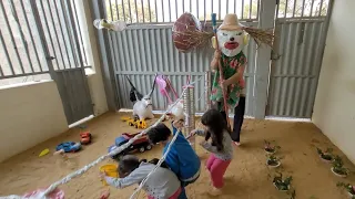 NO INTERIOR TODO CRIANÇA PULA A CERCA