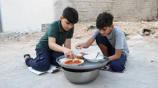 حمودي مقهور من الفقير لان اخذ الاكل من عدهم وياكل بالشارع 😢💔