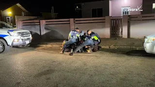 Polis a saca pistol riba homber arma den Calabasstraat