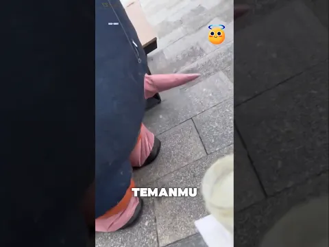 SEDANG BERCANDA DENGAN TEMANNYA YANG MEMAKAI KOSTUM 😯