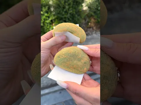 もち親父の高速餅つきパフォーマンスで有名な老舗餅屋🌿1個180円で出来立ての温かいよもぎ餅を提供してくれる #奈良グルメ