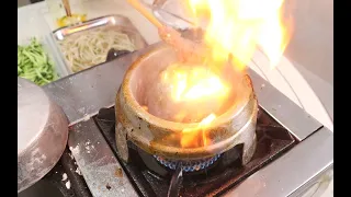 【鸡蛋不翻】99%没见过的小吃，丑小伙居然破解了，软糯焦香！