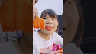 Không hiểu kiểu gì mà hết tận 50 triệu tiền ăn vặt