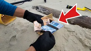Achei CARTEIRA Cheia de DINHEIRO na PRAIA reveillon 2024