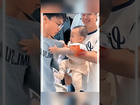 **الطفل الذي عانق أخاه بعد رحيله** 💔🥹