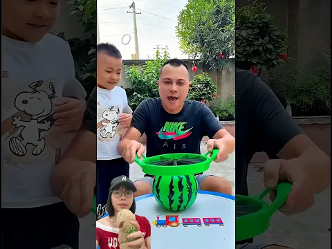 Cậu bé nhờ bố cắt dưa hấu #trending #trendingshorts #trendingvideo #shorts #shortsviral #viralshorts