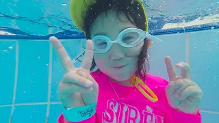 Boram con papá están buscando y buscando tesoros en colección in Saipan