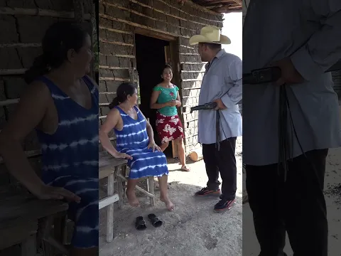 suegra le ofrece a sus tres hijas.  #campesinos