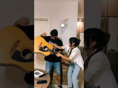 Annarita Y Paolo 🇮🇹🇮🇹 me machuca mi mano y sano tocando guitarra 🎸🎶😂 #comedy