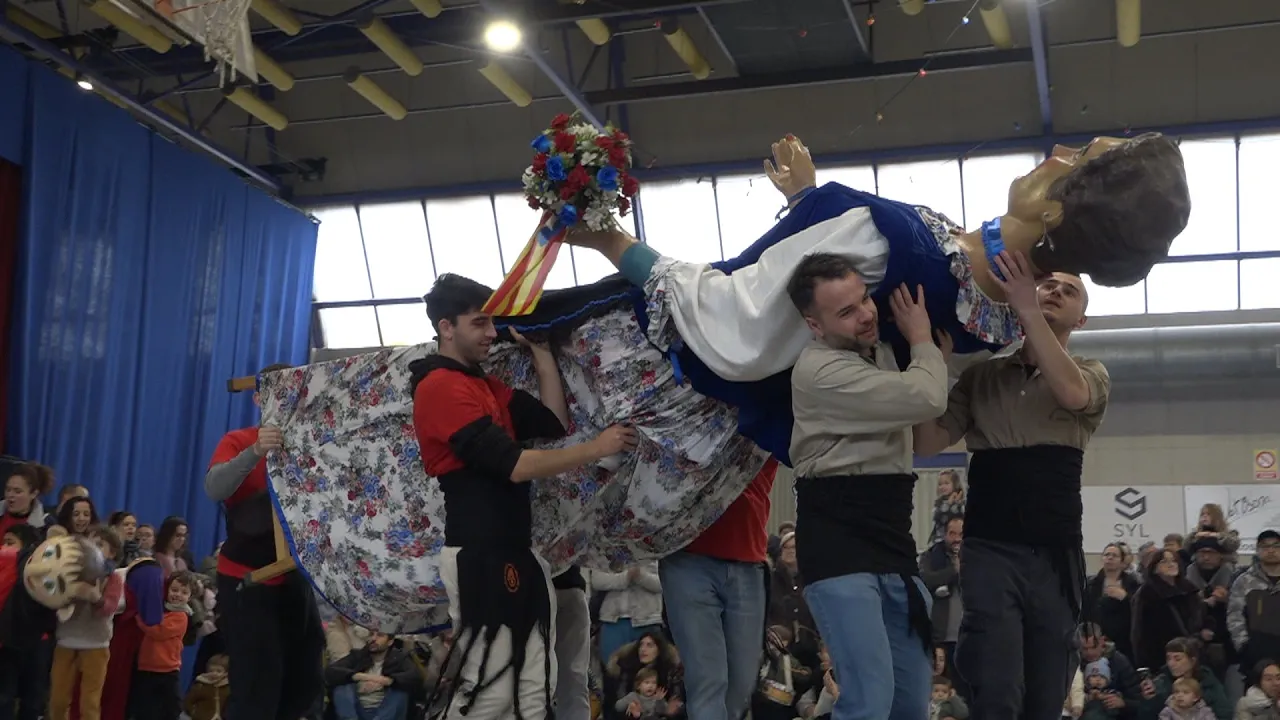 La Vicentada, en què els gegants ballen estirats a Sant Vicenç de Torelló, sota cobert