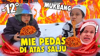 MUKBANG MIE PEDAS DI PADANG SALJU, PANAS + KEDINGINAN! **MINUS 12 DERAJAT** 🥶🥶🥶